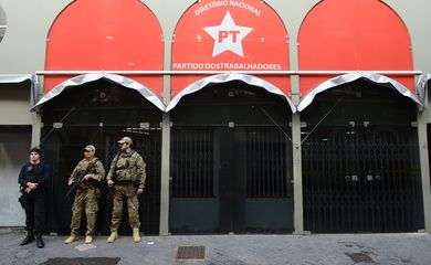 São Paulo - A Polícia Federal cumpre mandado de busca e apreensão como parte da Operação Custo Brasil na sede do Partido dos Trabalhadores, na capital paulista (Rovena Rosa/Agência Brasil)