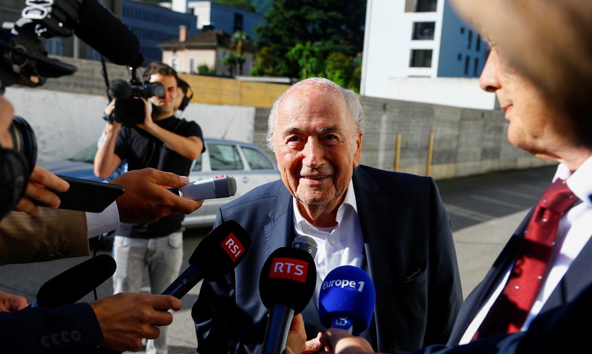 Ex-presidente da Fifa Joseph Blatter fala com jornalistas em frente a tribunal em Bellinzona, na Suíça
