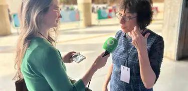 Jornalista Priscila Kerche entrevista escritora Noemi Jaffe, na Feira do Livro