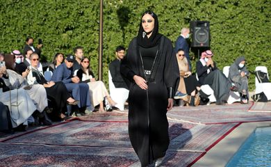 Modelo saudita apresenta coleção de abayas da princesa Safia Hussain