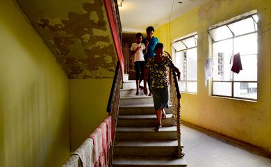 São Paulo - Moradores da Ocupação São João 588, onde funcionava o Hotel Columbia Palace, ocupado em 2010, esperam decisão judicial para serem contemplados com o Programa Minha Casa Minha Vida  (Rovena Rosa/Agência Brasil)