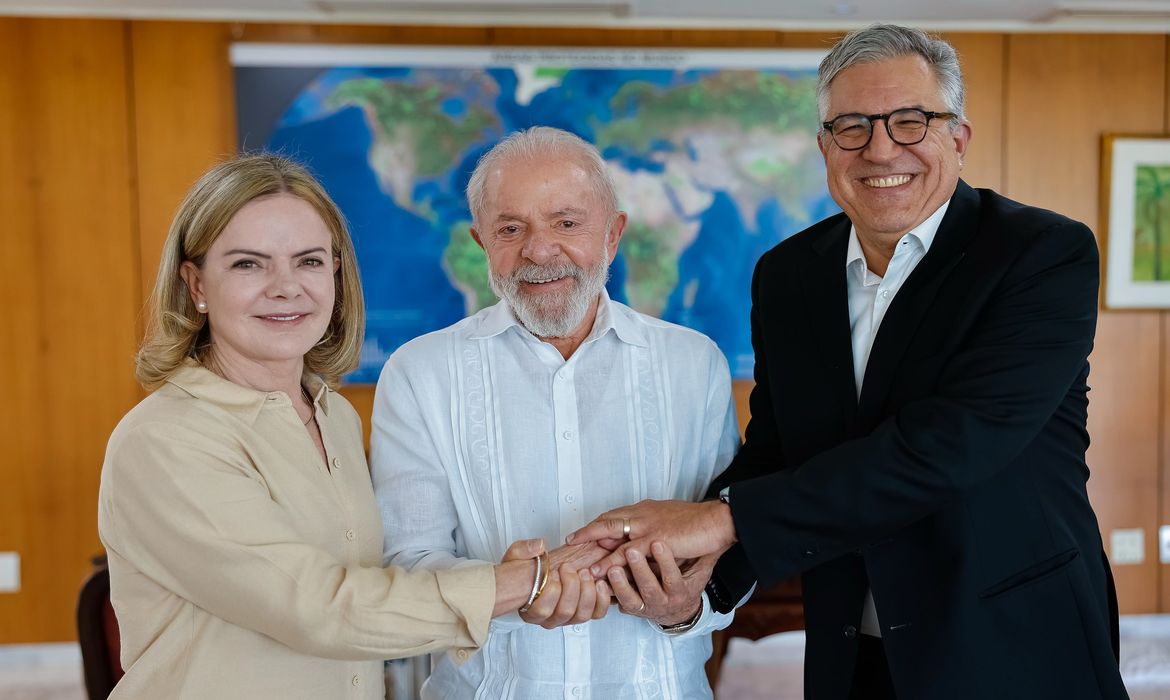 Alexandre Padilha e Gleisi Hoffmann tomam posse nesta segunda