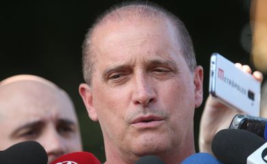 Após almoço com o presidente Jair Bolsonaro, o ministro-chefe da Casa Civil, Onyx Lorenzoni, fala com a imprensa