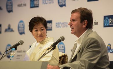 A governadora da cidade de Tóquio, Yuriko Koike, em entrevista no Rio Media Center ao lado do prefeito do Rio, Eduardo Paes
