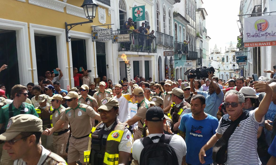 Tocha Olímpica é levada pelas ruas do Pelourinho, em Salvador 