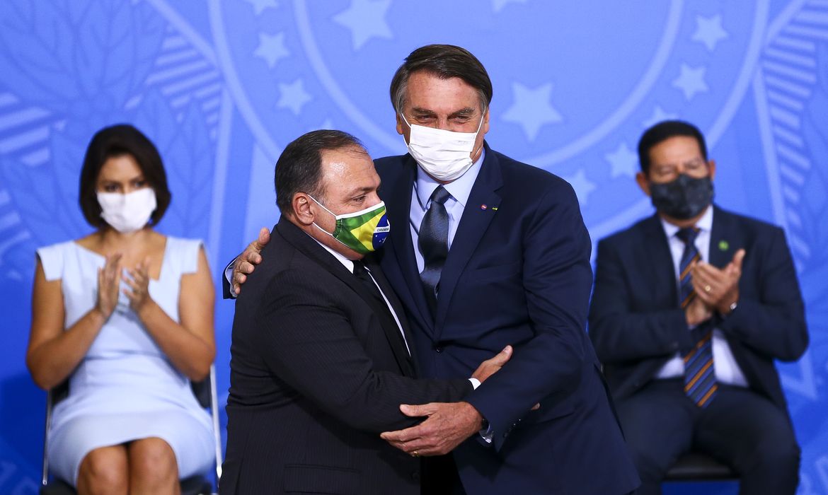O presidente Jair Bolsonaro dá posse ao ministro da Saúde, Eduardo Pazuello, no Palácio do Planalto.