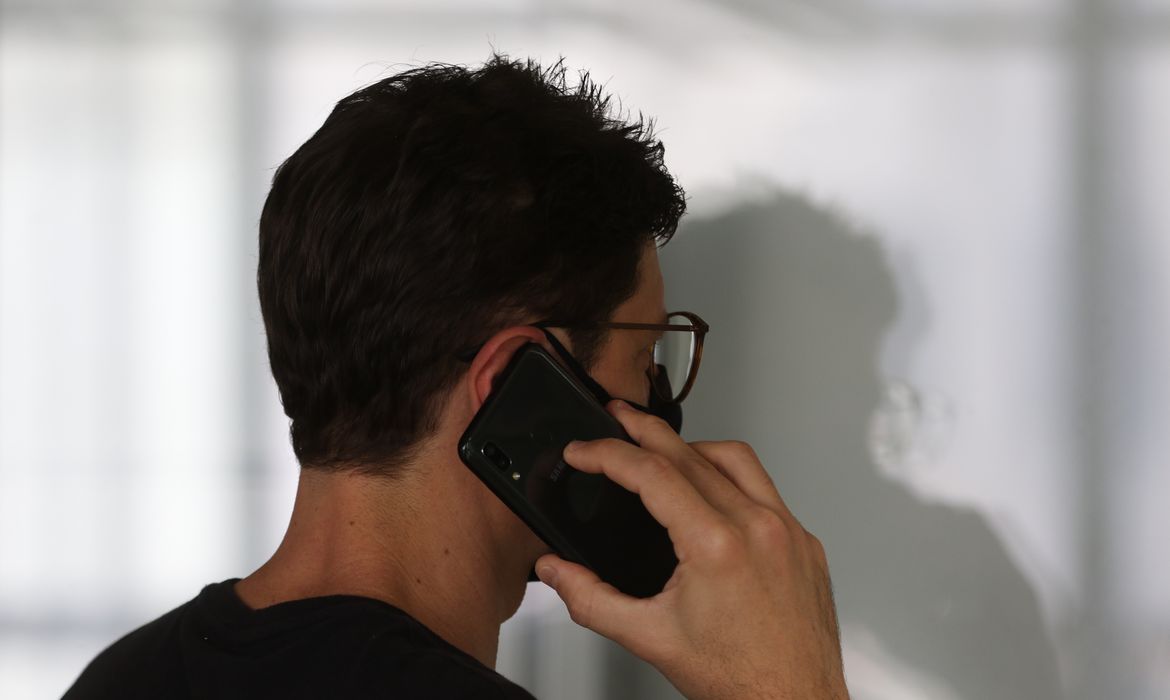 Smartphone, celular, em uso.