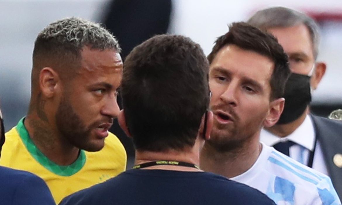 Messi e Neymar durante paralisação de jogo Brasil x Argentina pelas eliminatórias da Copa em São Paulo