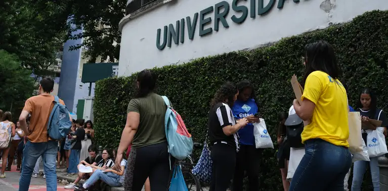 Candidatos chegam para o primeiro dia de provas do Exame Nacional do Ensino Médio (Enem), na Universidade Santa Úrsula, em Botafogo.