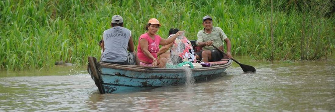 Ribeirinhos na Amazônia pescam