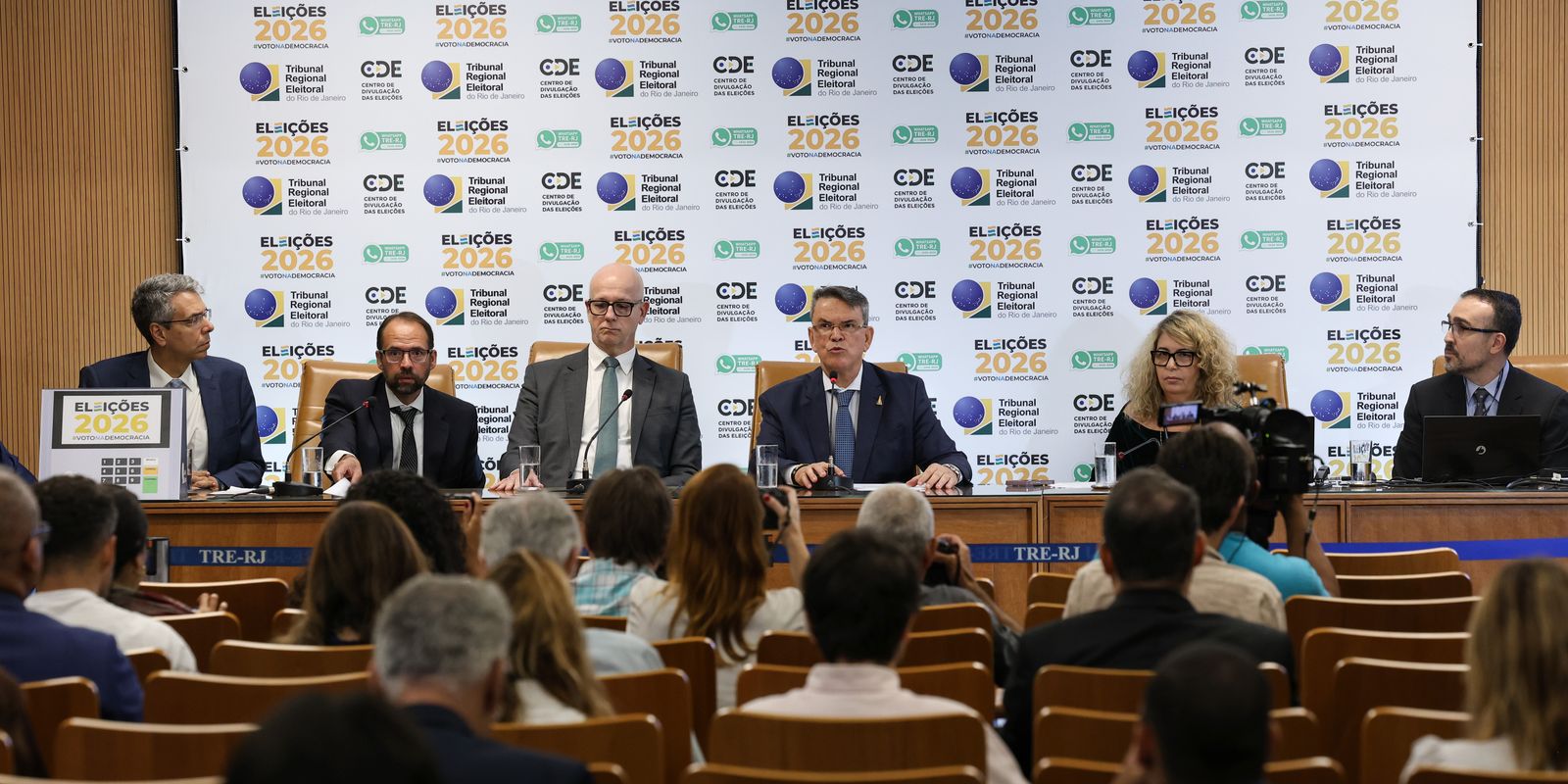 Retotalização de votos no RJ confirma Douglas Ruas como governador