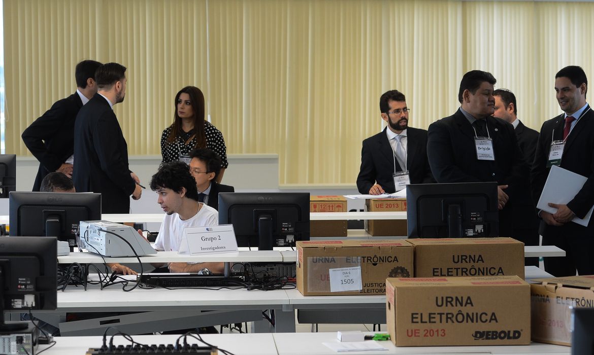 Brasília - O Tribunal Superior Eleitoral faz a 3ª edição do teste público de segurança do sistema eletrônico de votação, no Centro de Divulgação das Eleições do tribunal (Antonio Cruz/Agência Brasil)