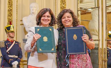 A ministra da Saúde do Brasil, Nísia Trindade, e a ministra da Saúde da Argentina, Carla Vizzotti, durante assinatura de atos