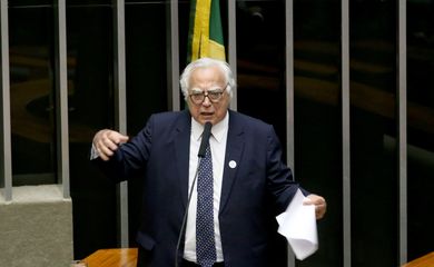 Brasília - Miro Teixeira discursa na sessão plenária para eleição do novo presidente da Câmara dos Deputados  (Wilson Dias/Agência Brasil)