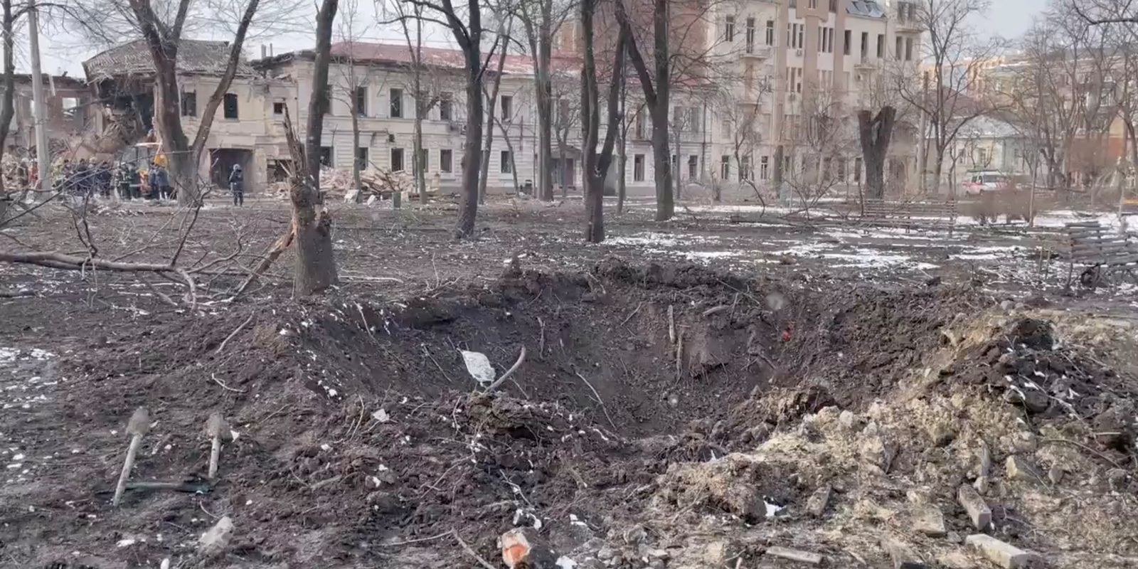 Local atingido por bombardeio durante invasão da Ucrânia pela Rússia