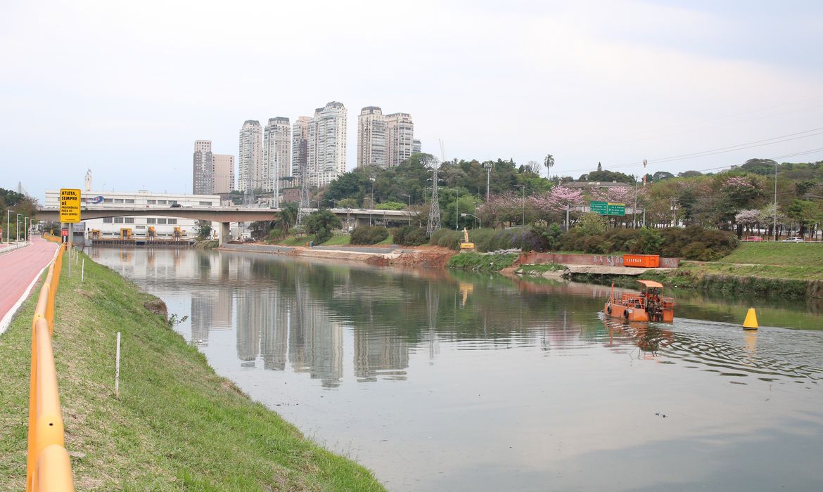 A Empresa Metropolitana de Águas e Energia S.A. - EMAE atua no controle de cheias do rio Pinheiros.