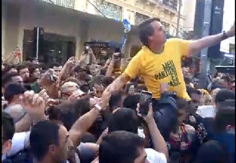 O candidato Jair Bolsonaro (PSL) foi esfaqueado em um ato de campanha. PF confirmou que o suspeito de ter esfaqueado o Jair Bolsonaro, Adélio Bispo de Oliveira, foi detido e conduzido para a Delegacia da Polícia Federal em Juiz de Fora.