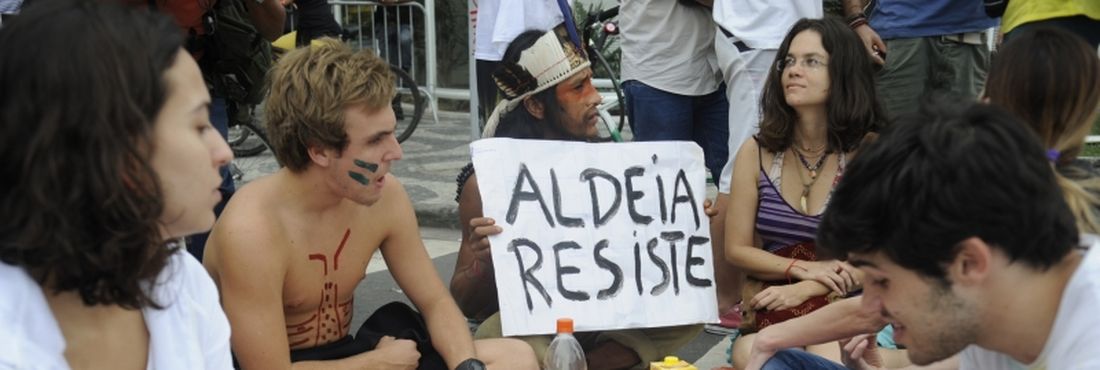 Rio de Janeiro - Manifestantes acampam em frente ao apartamento do do governador Sérgio Cabral