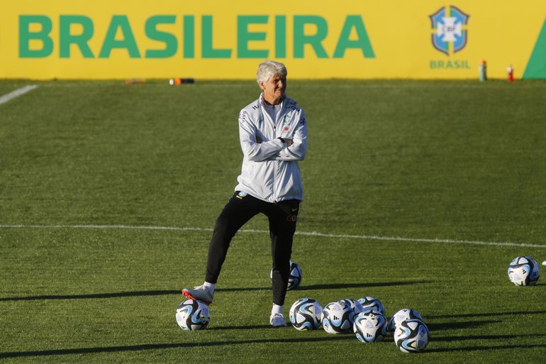 Teresópolis (RJ) 20/06/2023 - A treinadora Pia Sundhage comanda atividade da seleção brasileira feminina de futebol na Granja Comary. Foto: Fernando Frazão/Agência Brasil.