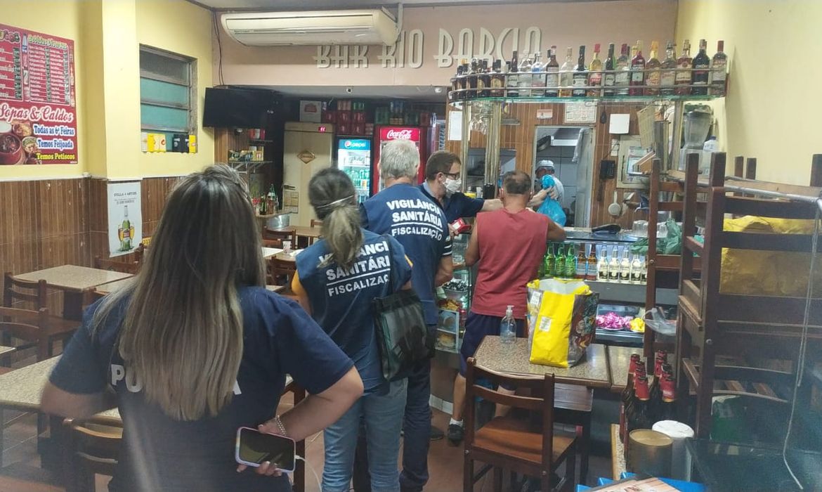 Apenas nesta segunda-feira, foram registradas 1.144 autuações, com 25 multas a estabelecimentos e ambulantes, além de 18 interdições de bares e restaurantes - Prefeitura do Rio