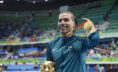 Rio de Janeiro - Brasileiro Daniel Dias leva medalha de ouro nos 50m nado costas S5 nos Jogos Paralímpicos Rio 2016, no Estádio Aquático (Fernando Frazão/Agência Brasil)