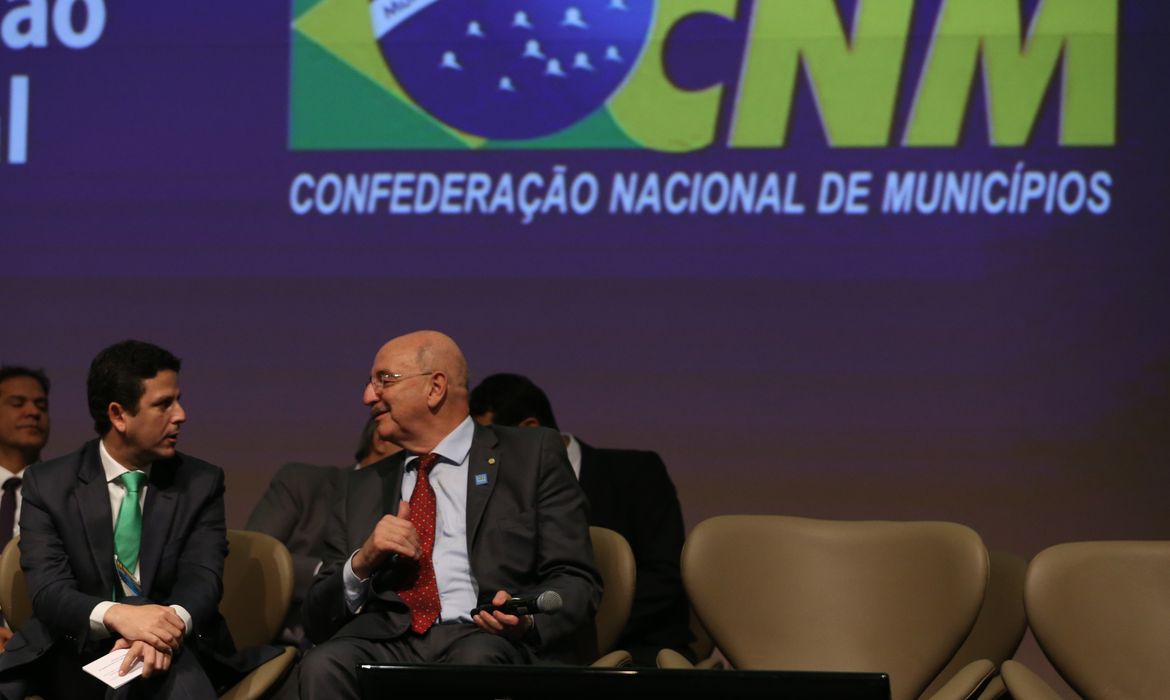 Brasília - Os ministros das Cidades, Bruno Araújo, e do Desenvolvimento Agrário, Osmar Terra, participam de Sessão plenária para debater os pleitos ao Executivo Federal (José Cruz/Agência Brasil)


