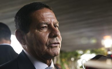 O presidente em exercicio, Hamilton Mourão, fala à imprensa 