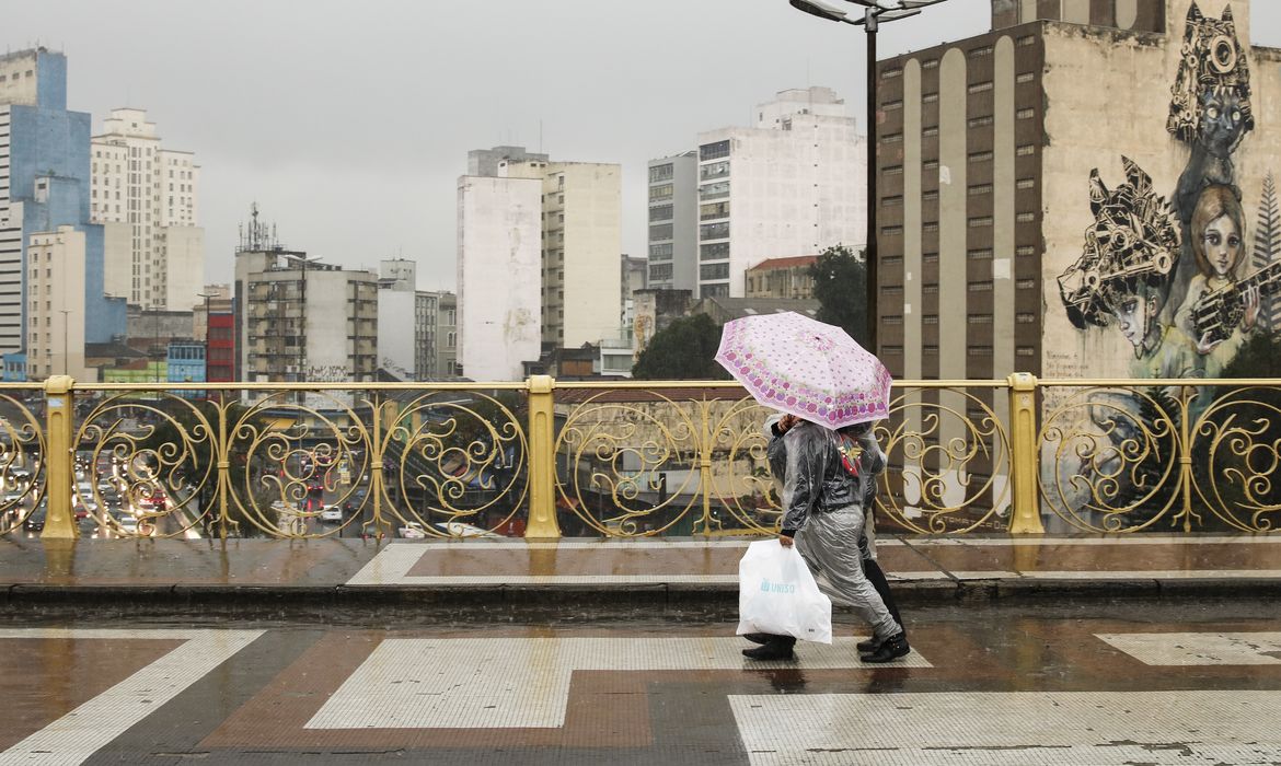 São Paulo: Chuva no viaduto Santa Ifigênia, centro da capital.