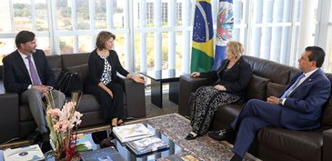Responsável por missão da OEA, presidente da Costa Rica, Laura Chinchilla (esq), é recebida pela presidente do TSE, ministra Rosa Weber (dir)