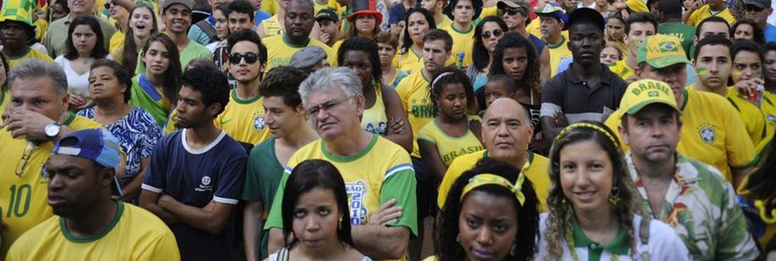Público aguarda estreia da seleção brasileira no Alzirão