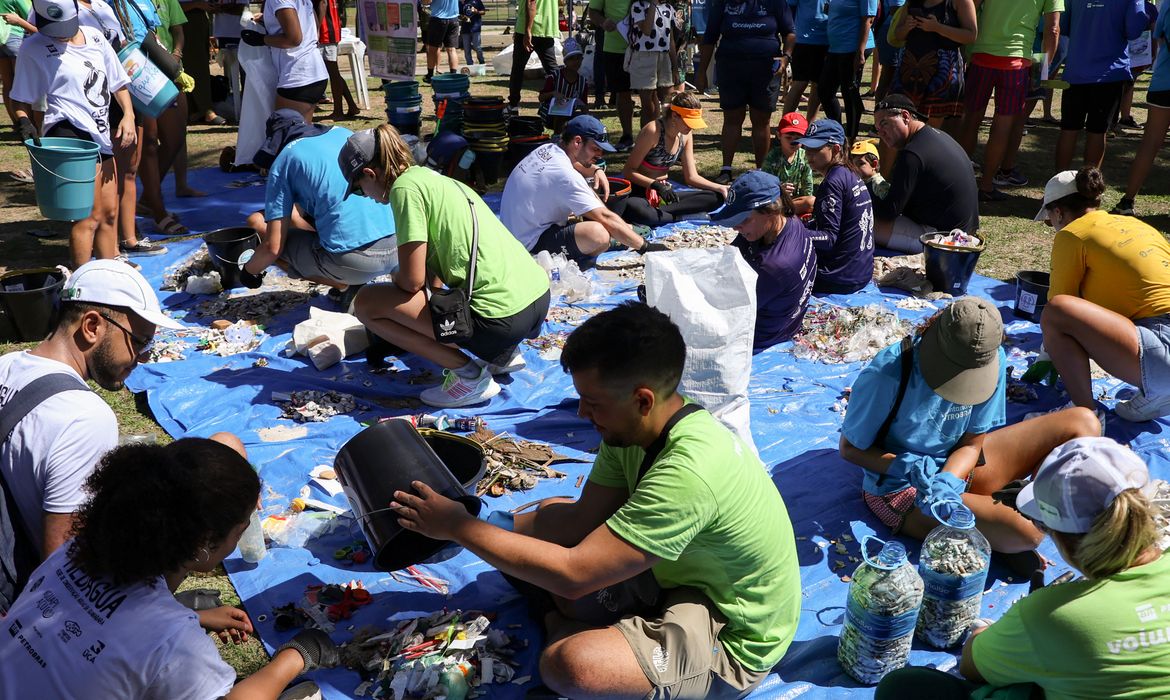 Rio de Janeiro (RJ), 22/03/2025 – No Dia Mundial da Água, o Clean Up Bay une voluntários para limpeza da praia do Flamengo, na zona sul do Rio de Janeiro. Foto: Tomaz Silva/Agência Brasil