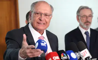 Brasília (DF) 16/07/2025 - O vice-presidente da República e ministro do Desenvolvimento, Indústria, Comércio e Serviços, Geraldo Alckmin, fala durante entrevista coletiva após participar de reunião com Abrão Neto, Presidente da Câmara Americana de Comércio para Brasil - AMCHAM Brasil, para discutir medidas à tarifa de 50% dos EUA. Foto: Valter Campanato/Agência Brasil