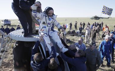 A nave Soyuz pousou com três cosmonautas a bordo