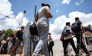 Brasília (DF), 16/11/2025 - Candidatos comparecem a local de prova para realização do segundo dia do Exame Nacional do Ensino Médio (Enem) 2025. Foto: Marcelo Camargo/Agência Brasil