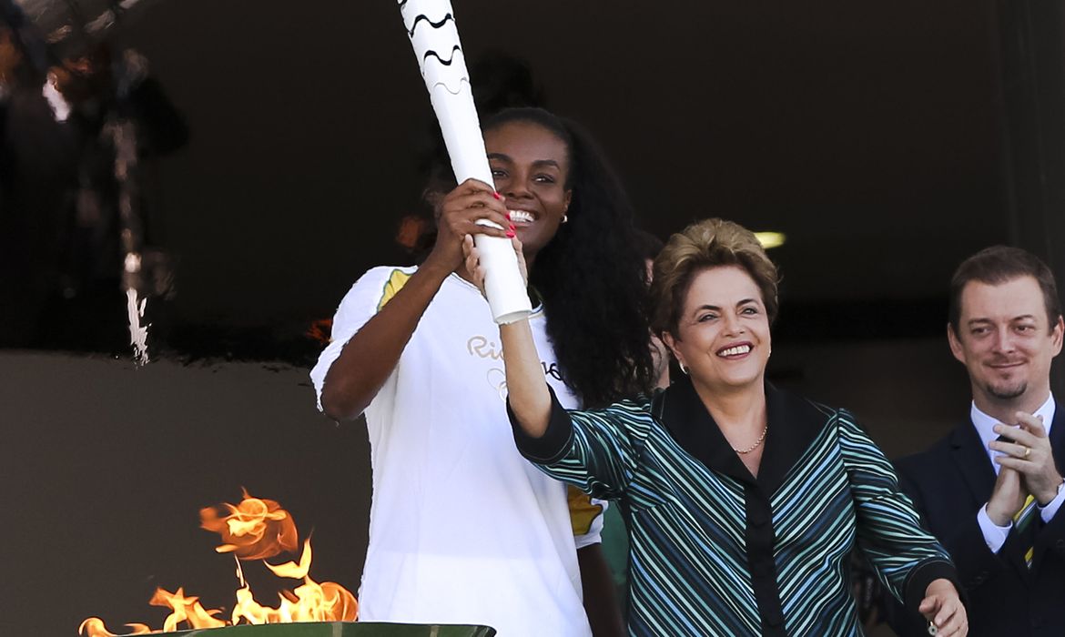 Brasília- Presidenta Dilma Rousseff entrega a Tocha Olímpica para a atleta Fabiana Claudino, Bicampeã olímpica (2008 e 2012) e capitã da seleção brasileira de voleibol, no Palácio do Planalto  (Marcelo Camargo/Agência Brasil)