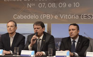O ministro da Infraestrutura, Tarcísio Gomes de Freitas, participa do leilão de quatro áreas portuárias, Áreas AI-01, AE-10 e AE-11 do Porto de Cabedelo (PB) e Área VIX30 do Porto de Vitória (ES), na sede da B3, em São Paulo.