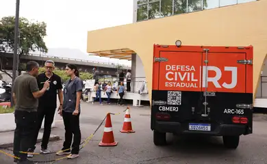 Rio de Janeiro (RJ), 29/10/2025 - Carro da Defesa Civil chega no Instituto Médico-Legal após o resgate de dezenas de corpos por moradores da Comunidade da Penha, na zona norte do Rio de Janeiro. Corpos são resgatados por moradores para a Praça São Lucas, na Penha, zona norte do Rio de Janeiro. Operação Contenção.
Foto: Tânia Rêgo/Agência Brasil