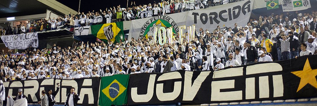 Torcida organizada do Santos no Estadio Centenario, em Montevidéu