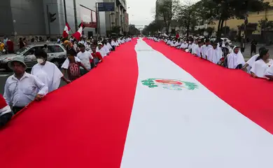 Peruanos marcham pela paz enquanto país espera novos protestos após impeachment
