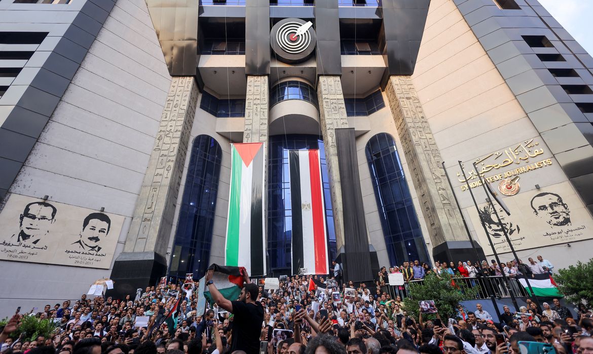 Egyptians demonstrate against Israel and the USA in support of Palestinians, in Cairo