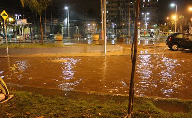 Rio de Janeiro - Rua Dona Zulmira, na Tijuca, ao lado de um piscinão construído recentemente pela prefeitura para recolher água das chuvas