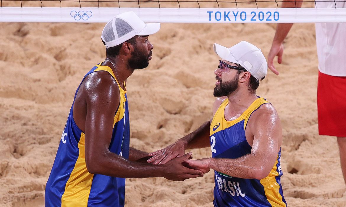 A dupla Evandro e Bruno Schmidt venceu os poloneses Bryl e Fijalek e assegurou a classificação para as oitavas de final na Olimpíada.