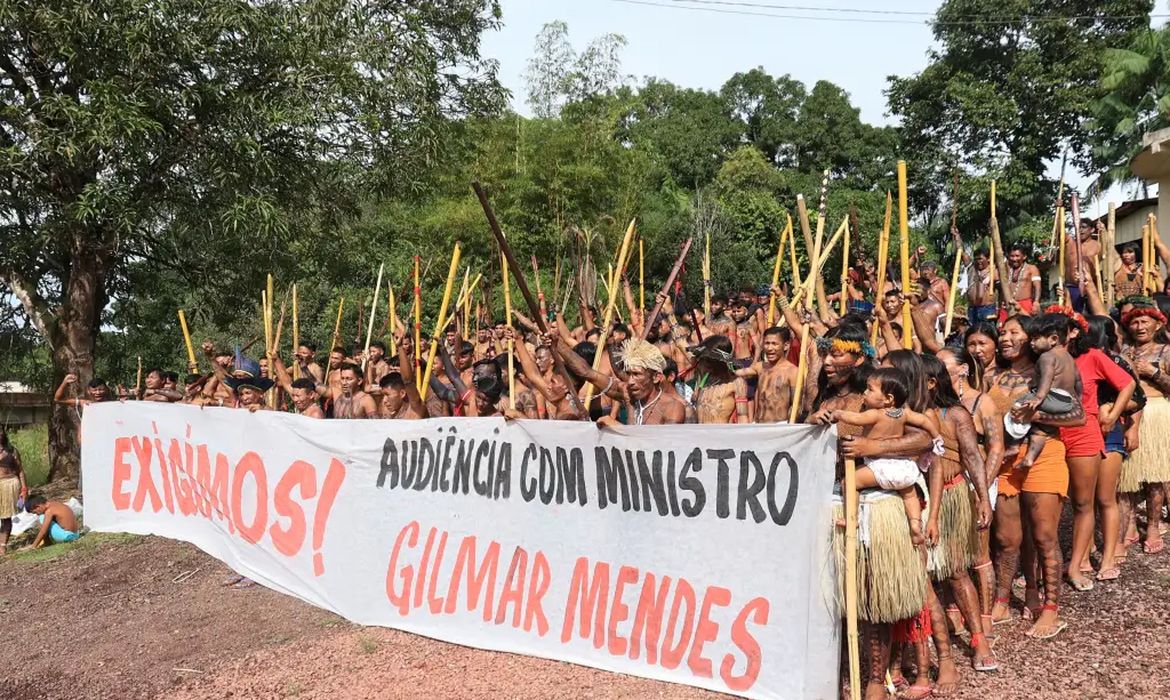 Itaituba (PA), 01/04/2025 - Um grupo de indígenas munduruku durante protesto à tese do marco temporal e aos encaminhamentos da câmara de conciliação estruturada em torno da questão e comandada pelo ministro do Supremo Tribunal Federal (STF) Gilmar Mendes. Foto: Movimento Munduruku Ipereğ Ayũ/Divulgação