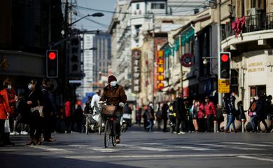 Ciclista de máscara de proteção facial em Xangai