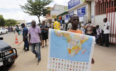 Venda de mapa da África nas ruas de Bujumbura, Burundi
 24/4/2015     REUTERS/Thomas Mukoya