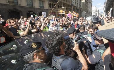 Cidadãos catalães protestam contra ação da Guarda Civil espanhola nos órgãos públicos, para apreensão de documentos contra a realização de referendo separatista