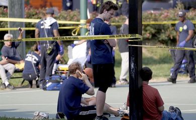 Pessoas permanecem no local onde aconteceu o tiroteio em Alexandria, Virgínia (Estados Unidos), durante uma partida de beisebol entre membros do Partido Republicano. Várias pessoas ficaram feridas, entre elas o congressista republicano