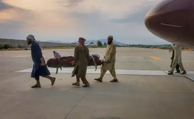 Vítima de terremoto é carregada em aeroporto em Jalalabad
 1/9/2025    REUTERS/Stringer