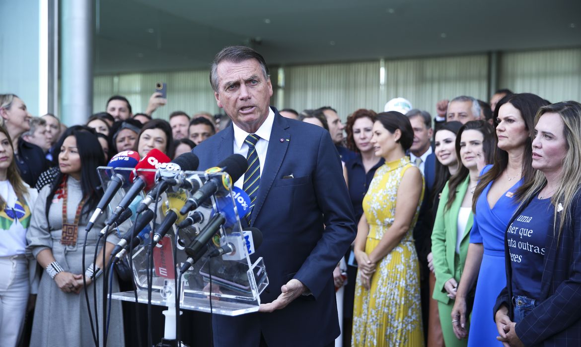 O candidato à Presidência pelo PL, Jair Bolsonaro, recebeu hoje (6) no Palácio da Alvorada um grupo de deputados federais e governadores reeleitos, que manifestou seu apoio à reeleição do mandatário.