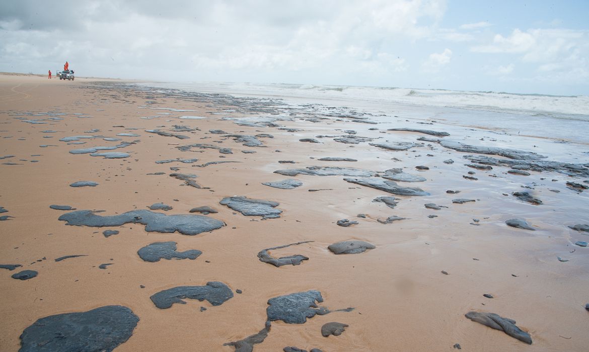 Mancha de óleo atinge o litoral do Sergipe